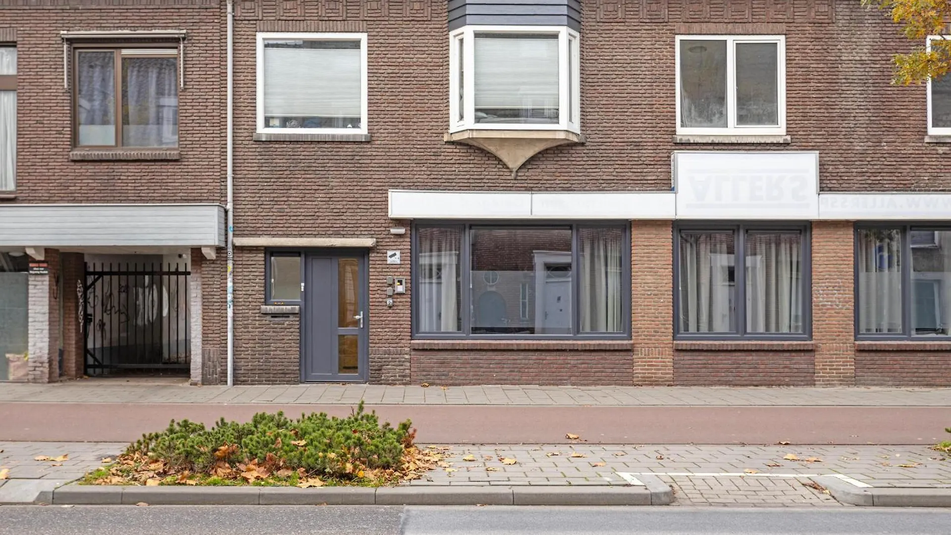 Hertog 2 Eindhoven 0*,  Holland